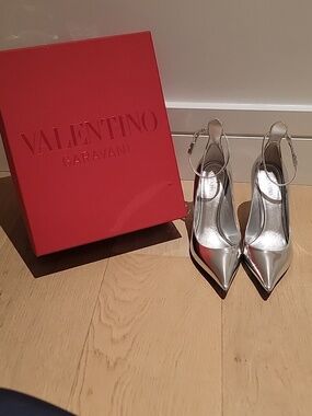 VALENTINO GARAVANI TAN-GO 100 SILVER PATENT LEATHER HEELS (36.5)